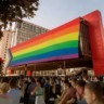 O hasteamento inaugura a Arena do Orgulho LGBT+, uma iniciativa do Castro Festival viabilizada pela marca Amstel, que levará para o MASP ações gratuitas voltadas para a comunidade durante todos os meses de 2024