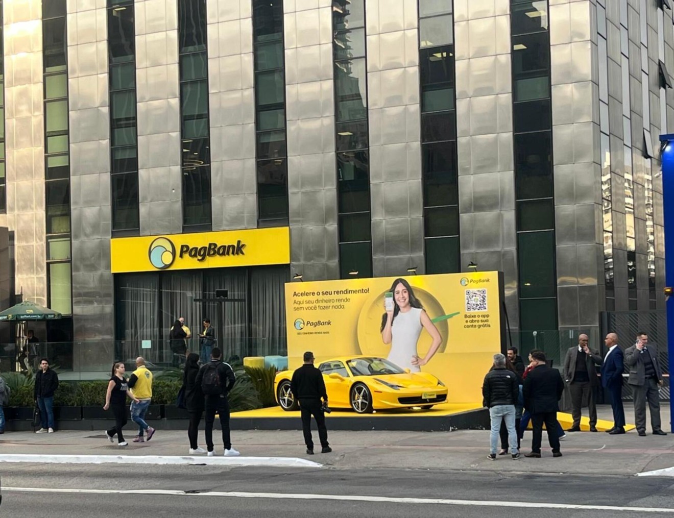 O possante e luxuoso carro amarelo foi destaque no filme publicitário estrelado por Alessandra Negrini e lançado neste mês, representando a conta do PagBank. A comparação se deve às vantagens que o banco digital oferece em comparação com contas correntes tradicionais, já que rende 100% do CDI automaticamente, sem limite para o valor máximo remunerado. 