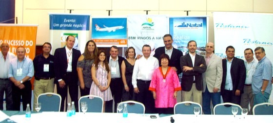 Roberto Macêdo (Natal Convention Bureau), Breno Fornelles Pahim Filho (Gol Linhas Aéreas), Raimundo Peres (consultor), Francisco Soares de Lima Júnior (Secretário Municipal de Turismo) e Paulo Gaudenzi (consultor), staff e os representantes das operadoras e agências de marketing promocional convidados.