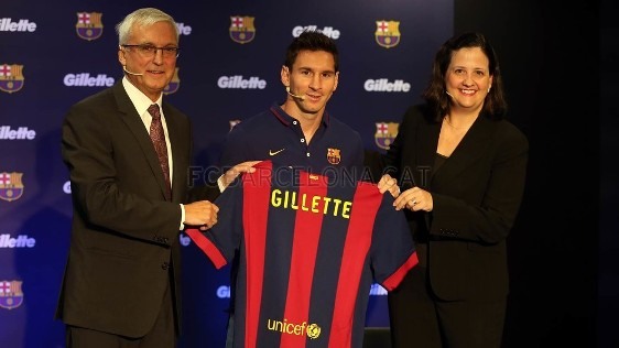 Messi e representantes da Gillette na apresentação do acordo.