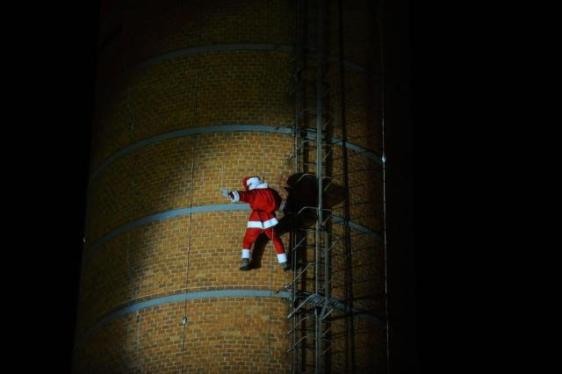 Papai Noel chegando de rapel é uma das atrações do Brilha Porto Alegre.