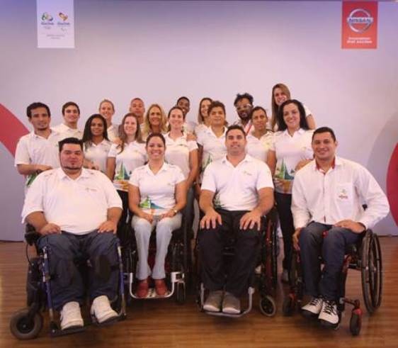 Atletas do Time Nissan se reúnem com os mentores Hortência Marcari e Clodoaldo Silva.