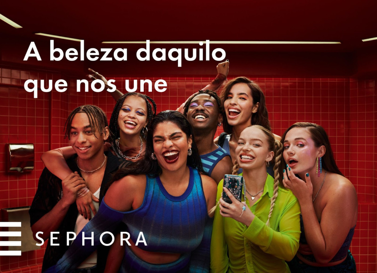 Adaptada do inglês "we belong to something beautiful" para “a beleza daquilo que nos une”, o novo posicionamento da Sephora visa inspirar e conectar as comunidades de beleza ao redor do mundo. No Brasil, essa assinatura é especialmente significativa, dado o contexto de diversidade cultural e a paixão pela beleza que define o mercado local - e que é o terceiro maior do mundo, segundo a Euromonitor.