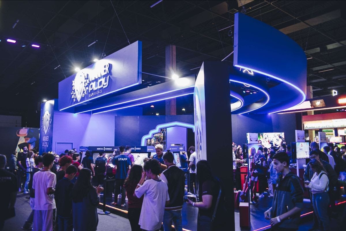 Imagem mostra estande da Warner Games na gamescom latam 2024. Empresa já confirmou presença na gamescom 2025