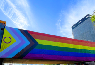 A VOE viabilizou junto à Amstel, Castro Festival e MASP, um acontecimento histórico: o Museu de Arte de São Paulo hasteou uma bandeira LGBTQIAPN+ em sua fachada